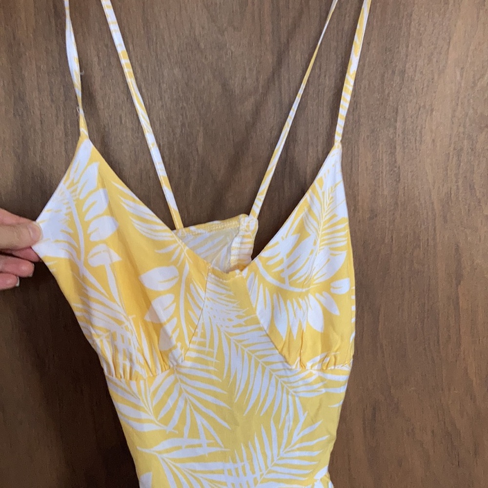 Relisted Rue21 tropical leaf print lightweight romper cutout in back M jrs - Picture 5 of 15